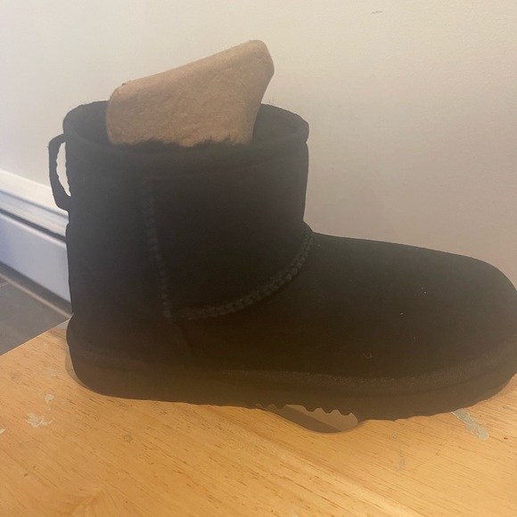 NIB KIDS UGG Classic Mini II Boot (Black) SZ 4 ***JUST IN TIME FOR THE HOLIDAYS! - Picture 3 of 5